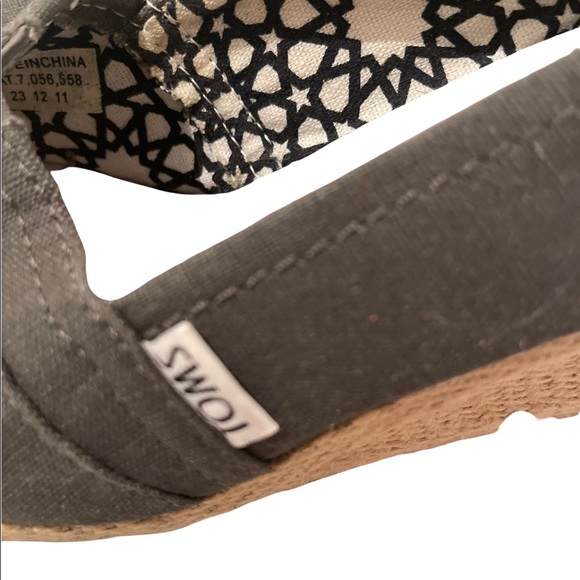 Tom’s Gray Wedge Shoes. Size 8W - Picture 4 of 7